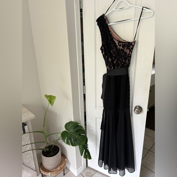Le chateau one shoulder gown ~ size 6 - Picture 7 of 9